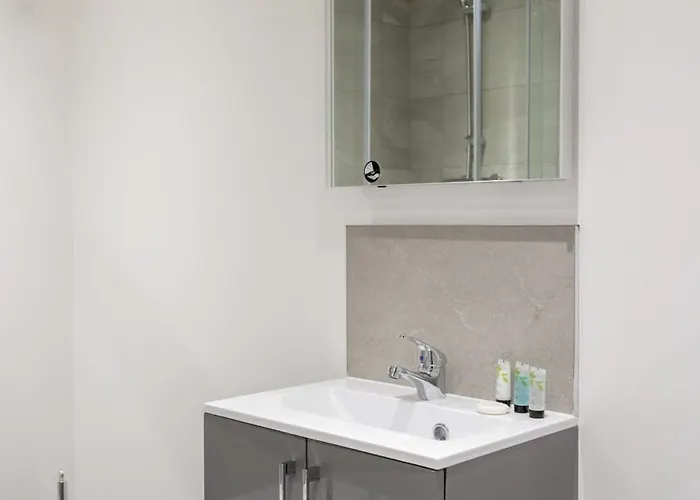 Cosy & Modern 1 Bed Apartment *